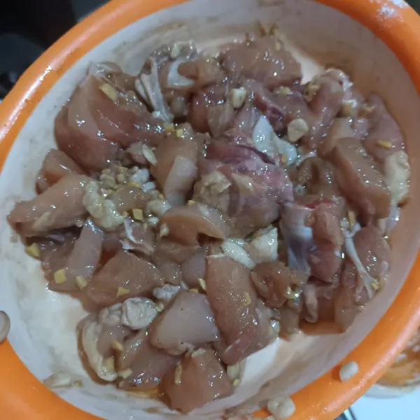Keluarkan, lalu campurkan dengan minyak wijen. Aduk rata. Kemudian, sisihkan.