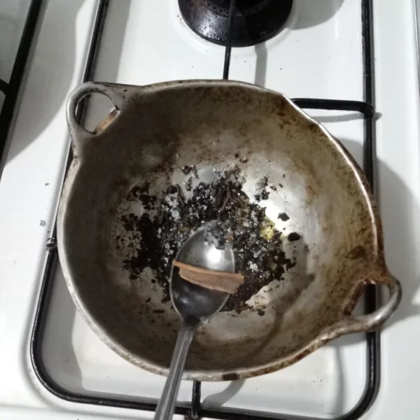 Tambahkan kayu manis. Lebih baik yang bubuk, ya!