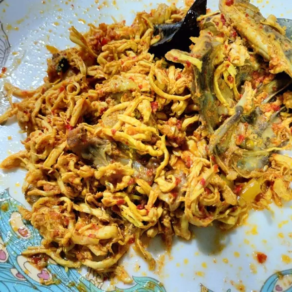 Buat isian ayamnya. Suwir-suwir ayamnya lalu masak dengan bumbu yang dihaluskan, lalu masukkan ayam suwir dan aduk sampai rata masak hingga matang dan sisihkan.