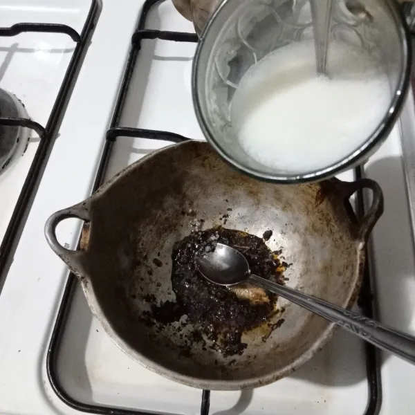 Masukkan susu, rebus hingga semuanya menyatu. Lalu, saring teh dan sisihkan.