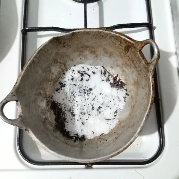 Tambahkan gula pasir.