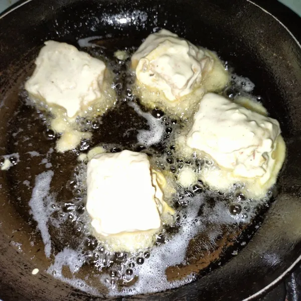Kemudian lumuri tahu isi ayam ke dalam tepung adonan instan lalu goreng hingga matang dan siap disajikan.