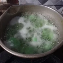 Rebus di air mendidih sampai mengapung, kemudian tiriskan.