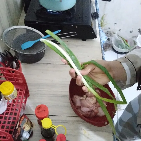 Lanjut, potong daun bawang. Kemudian, masukkan bersama ayam yang sudah dimarinasi.
