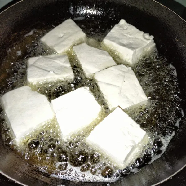 Goreng hingga matang dan sisihkan.