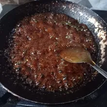 Rebus gula merah dengan air sampai gula larut, kemudian dinginkan.
