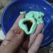 Ambil secukupnya adonan, lalu buat lubang agak dalam dan beri isian gula cair, kemudian rapatkan.