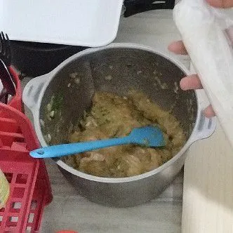 Selanjutnya, haluskan ayam beserta bahan-bahan yang sudah disiapkan.