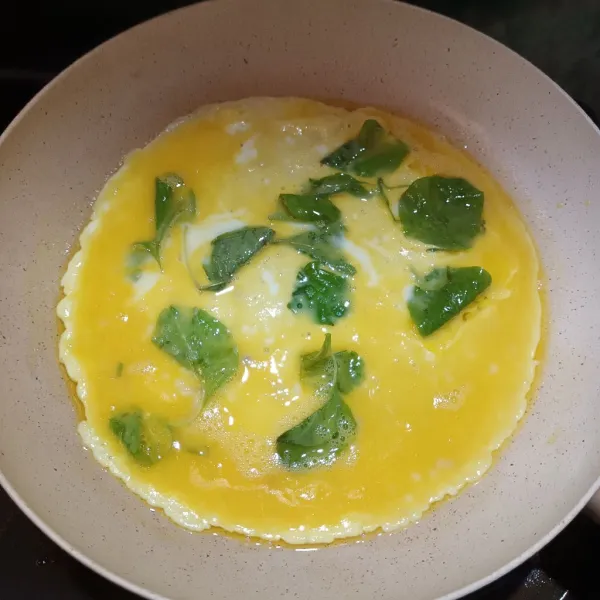 Lelehkan margarin. Lalu, tuang adonan telur. Diamkan sampai setengah matang dengan api kecil.