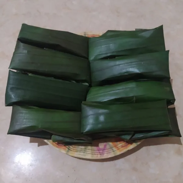 Gulung daun pisang, lipat bagian atas ke bawah.