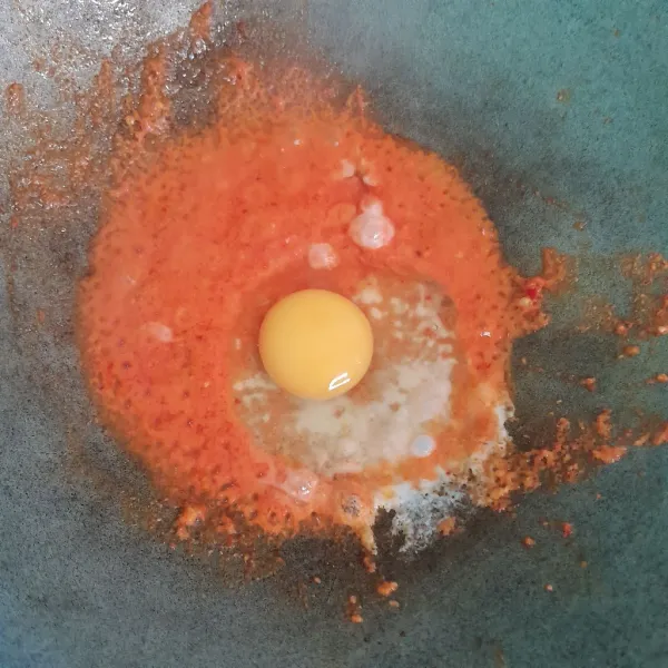 Lalu masukkan telur orak-arik.
