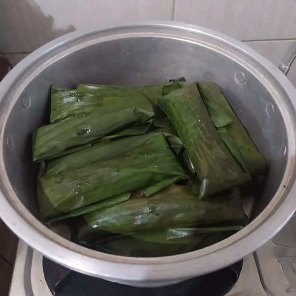Panaskan kukusan, kemudian kukus lemet hingga matang. Kukus selama 20 menit dengan menggunakan api besar.