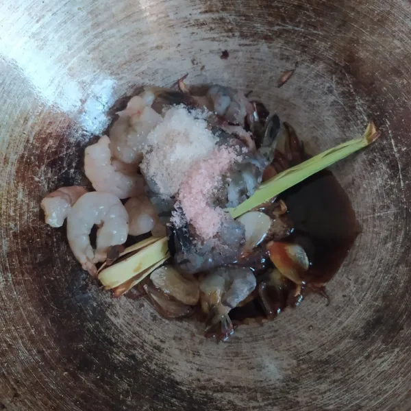 Masukkan udang, garam, gula pasir, merica bubuk, saus tiram, kecap ikan, kecap asin, dan kecap manis. Kemudian, aduk rata. Tumis sebentar hingga kecap menjadi karamel.