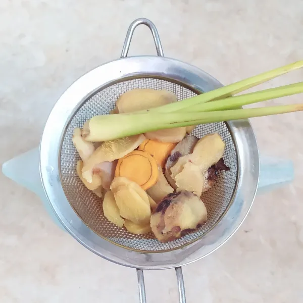 Angkat dan saring jamu.