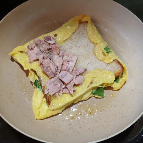 Balik kembali, lalu isi dengan tuna dan lada bubuk.