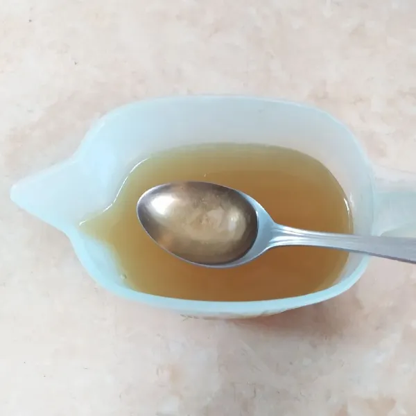 Setelah jamu suam-suam kuku, tambahkan madu dan aduk rata.