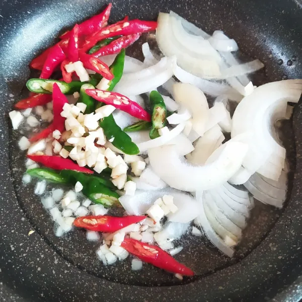 Panaskan minyak. Kemudian tumis bawang bombay, bawang putih, dan cabai hingga harum dan matang. Gunakan api sedang.
