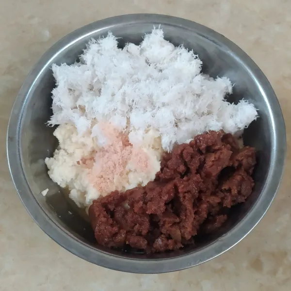 Campur singkong, gula aren, dan garam. Kemudian, aduk rata.