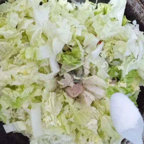 Masukkan sawi, cabe dan tahu. Aduk merata hingga layu. Tambahkan lada, gula, dan garam.