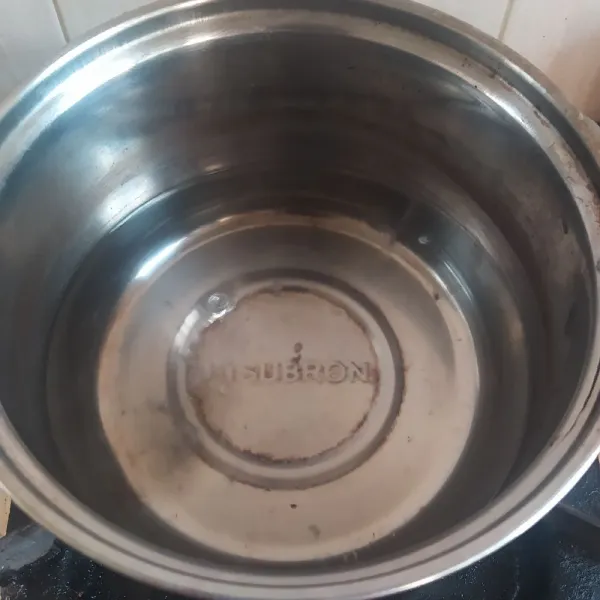 Dalam panci, rebus air hingga mendidih. Gunakan api sedang.