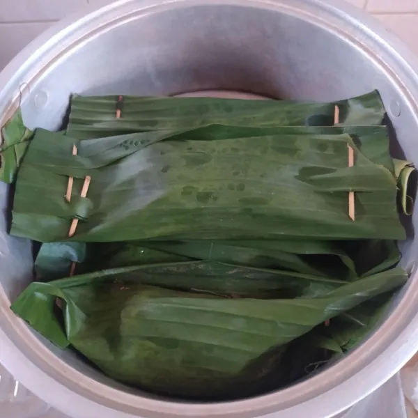 Panaskan kukusan, kemudian kukus pelasan hingga matang (selama 20 menit). Gunakan api sedang.