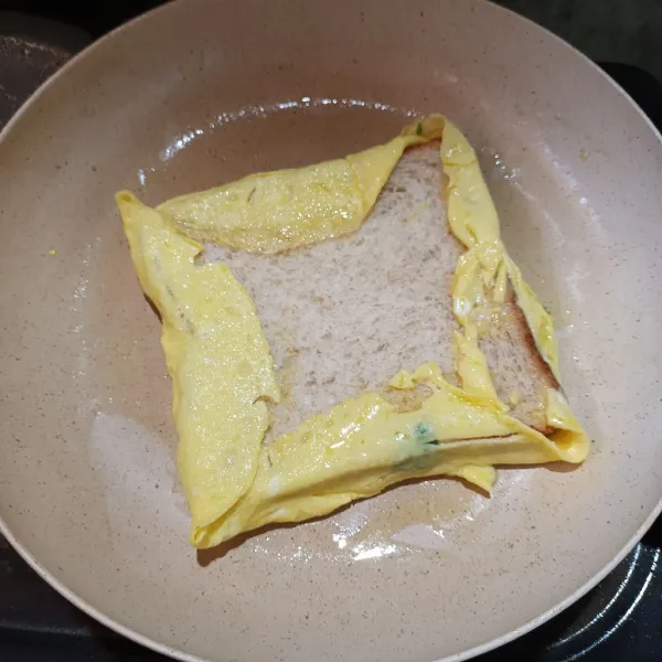 Lalu masukan roti gandum. Lipat bagian tepi-tepinya. Lalu, balik bagian sebelahnya sebentar.
