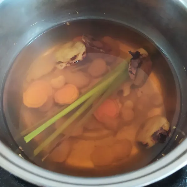 Masukkan kunyit, jahe, lengkuas, dan sereh. Kemudian, aduk rata. Rebus hingga rempah larut.