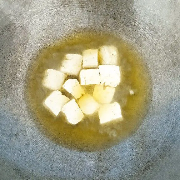 Potong tahu, lalu goreng. Potong sawi sesuai selera. Kemudian, siapkan bumbu.