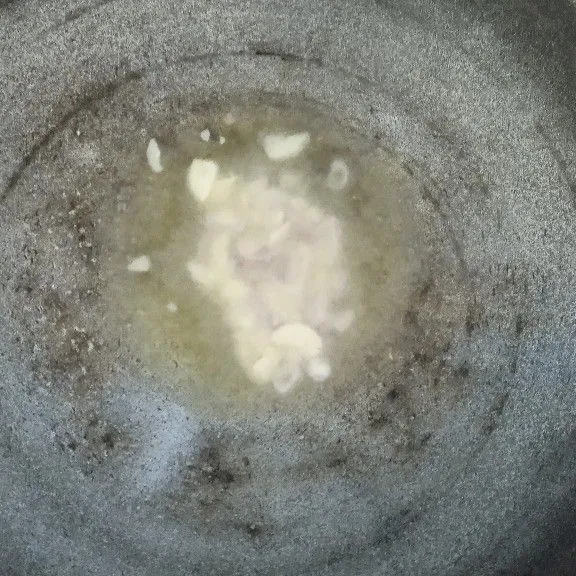 Tumis bawang merah dan bawang putih hingga harum.