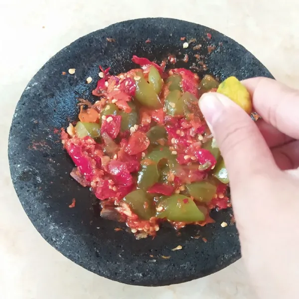 Tambahkan jeruk limau, aduk rata.