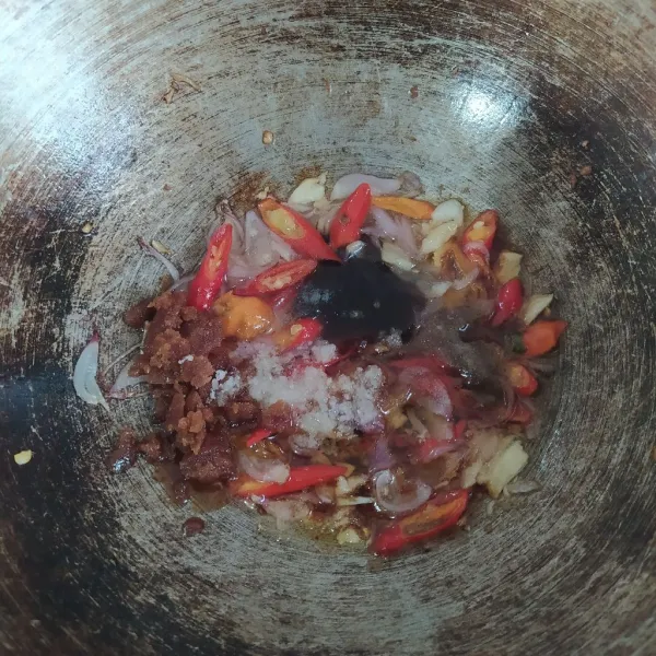 Tambahkan garam, gula merah, merica bubuk, saus tiram, dan kecap manis. Kemudian, aduk rata.