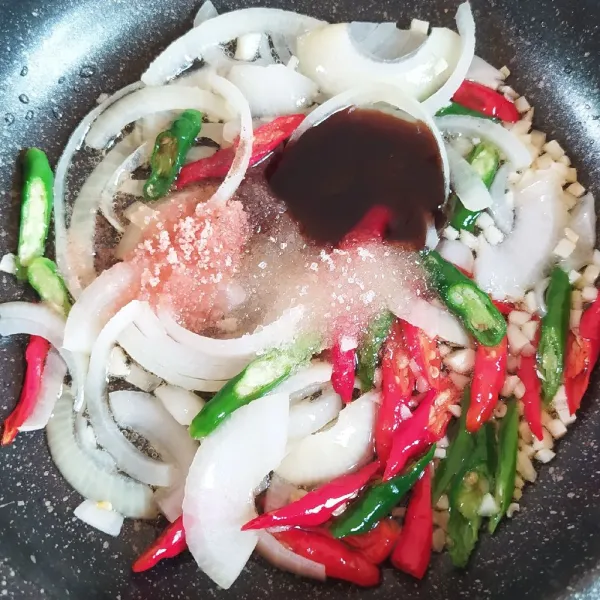 Masukkan garam, gula pasir, dan saus tiram. Kemudian, aduk rata.