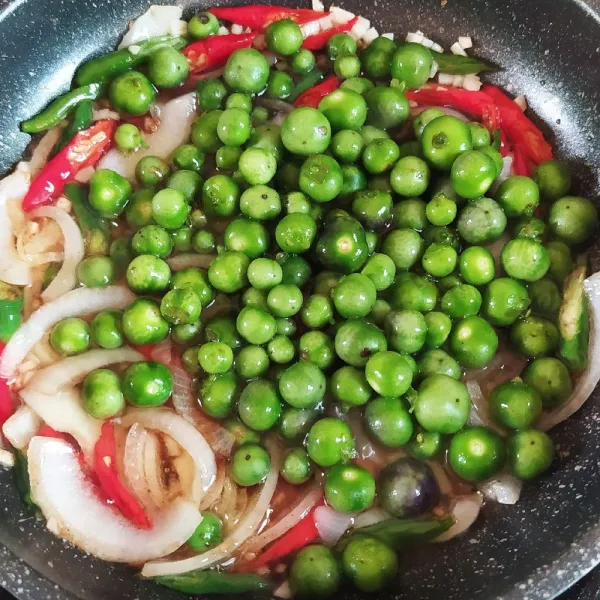 Masukkan leunca,lalu aduk rata. Tumis hingga layu.