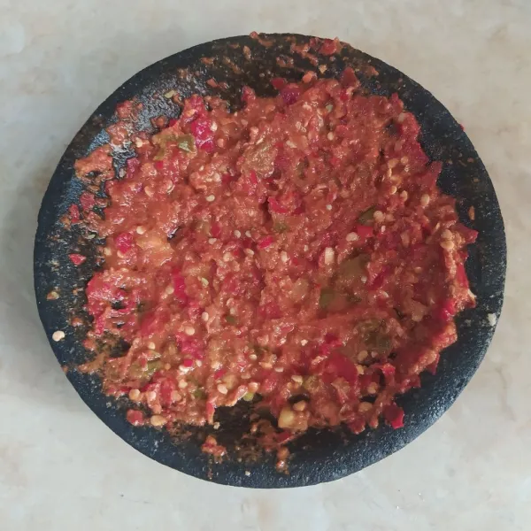 Ulek bumbu halus hingga lembut.