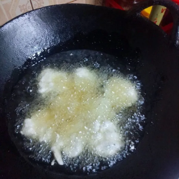 Panaskan secukupnya minyak goreng, lalu goreng dengan api sedang. Kemudian angkat dan tiriskan. Biarkan hingga hangat. Lalu goreng kembali selama 5 menit dengan api kecil.