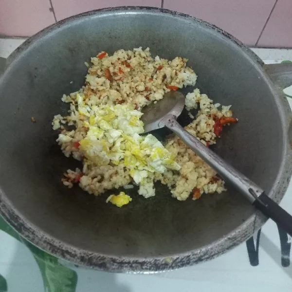 Masukkan orak arik telur, tambahkan garam dan penyedap jika perlu, aduk rata sajikan bersama tomat dan keripik emping sebagai pelengkap.