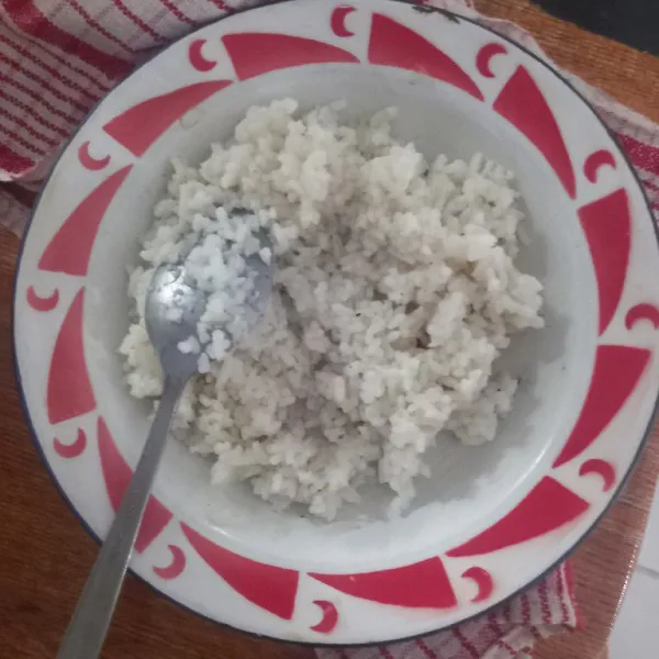 Siapkan nasi putih yang akan diolah.
