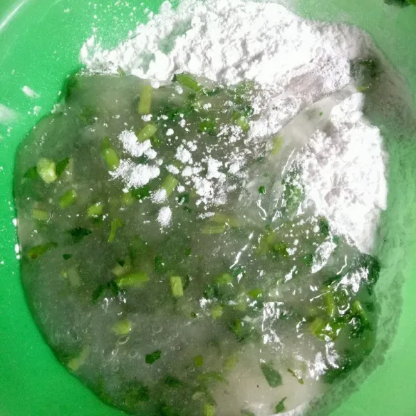 Lalu campurkan dengan tepung tapioka kering, aduk rata sambil sedikit ditekan hingga membentuk adonan.