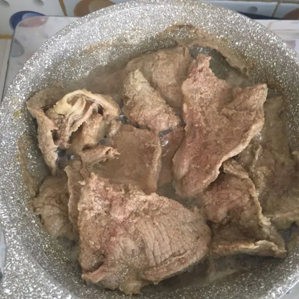 Campur semua bahan. Ungkap hingga air menyusut.