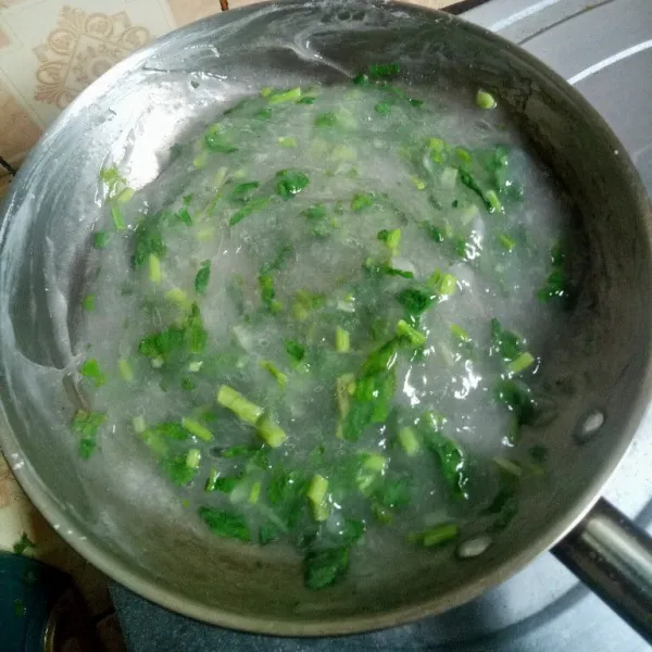 Kemudian masukkan daun bawang yang sudah dipotong halus. Aduk rata. Kemudian biarkan hingga hangat.