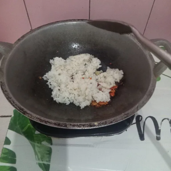 Masukkan nasi putih aduk rata.