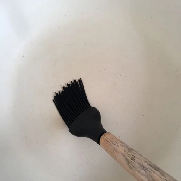 Panaskan wajan, oles dengan minyak kelapa secukupnya. Boleh juga gunakan pemanggang jenis lain.