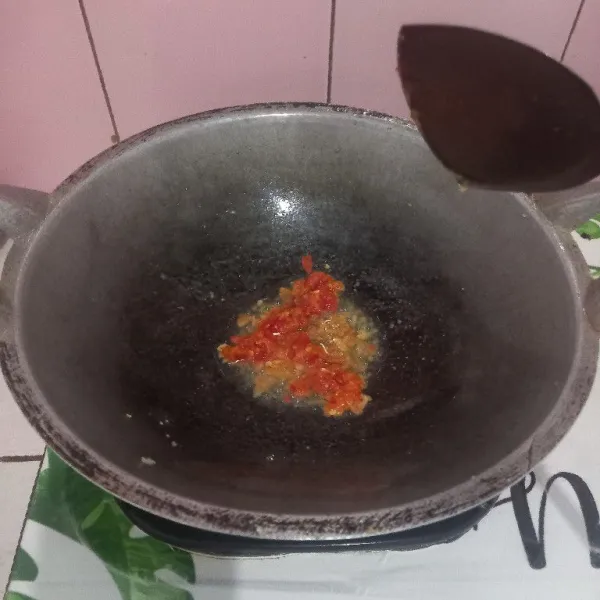 Tumis bumbu halus hingga harum dan matang.