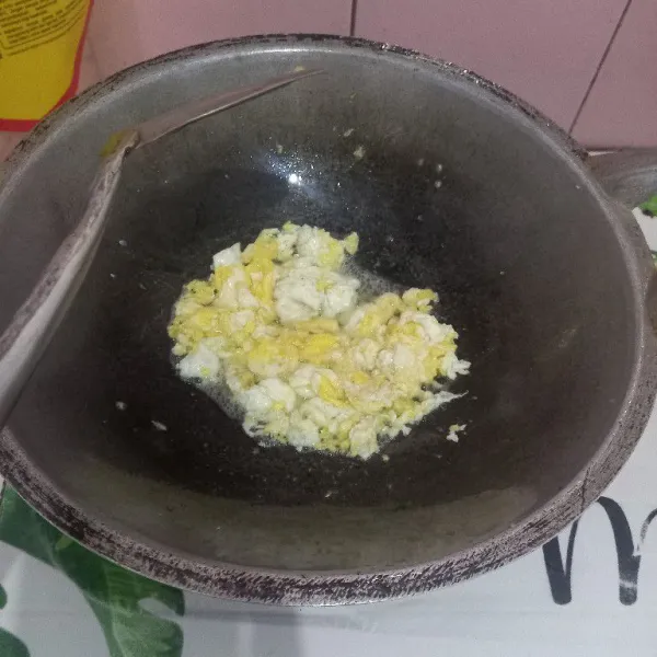 Orak arik telur tambahkan sedikit garam, angkat sisihkan.
