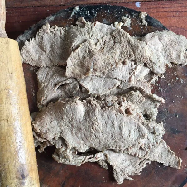 Setelah agak dingin. Pipihkan daging dengan batu gilingan atau rolling pin.