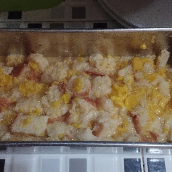Lalu tuang ke dalam loyang yg berisi roti tawar ratakan.