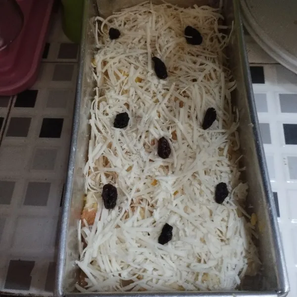 Beri toping keju parut dan kismis.masukannke dalam oven panggang sampai matang dan kecoklatan.lama memanggang,disesuaikan dg oven masing².
