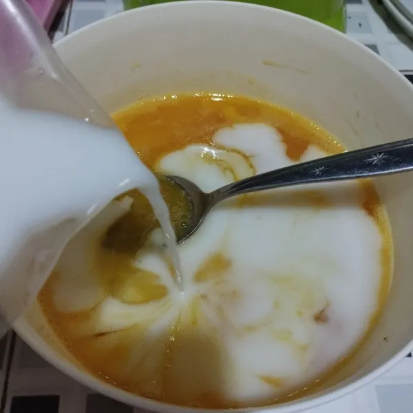 Dalam wadah masukkan gula pasir,vanili dan telor.aduk sampai tercampur merata.lalu masukkan susu cair sedikit² sambil diaduk merata.terakhir masukkan margarin leleh aduk rata.