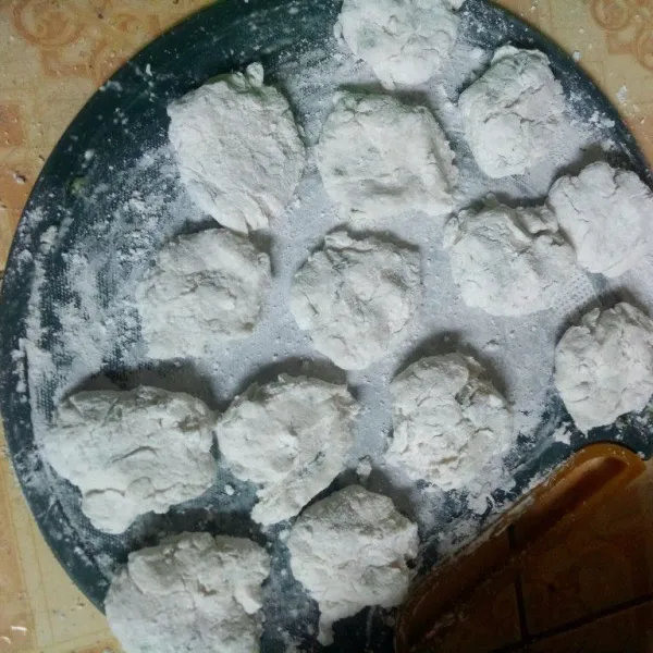 Lalu ambil secukupnya, dan bentuk pipih.