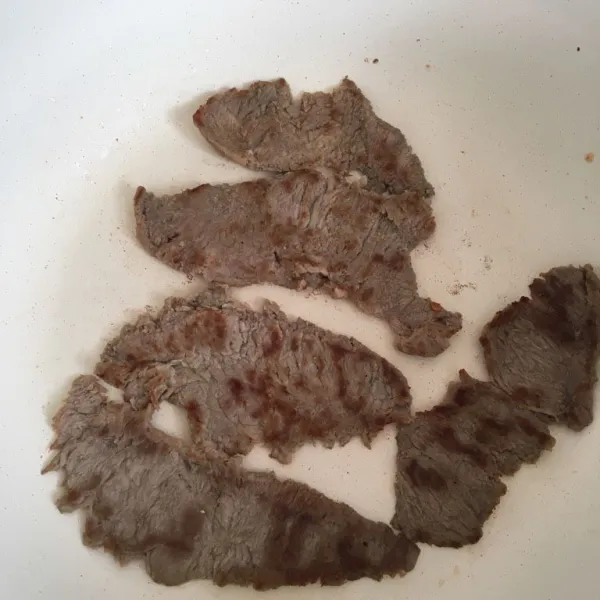 Panggang daging di kedua sisi hingga kecoklatan.